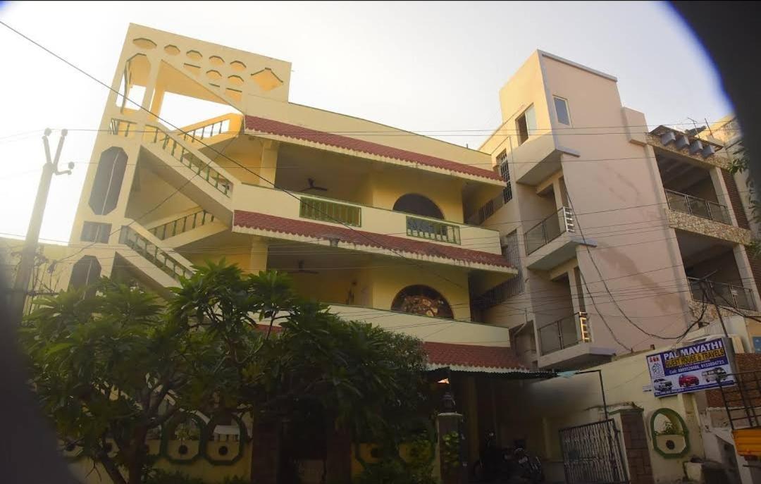 Padmavathi Family Guest House Visakhapatnam Bagian luar foto